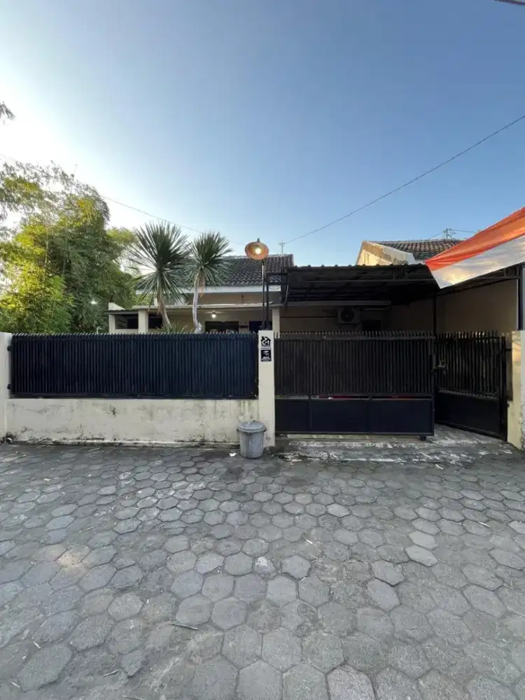 RUMAH HOOK TANAH LUAS 4 KAMAR DALAM PERUMAHAN DI PURWOMARTANI