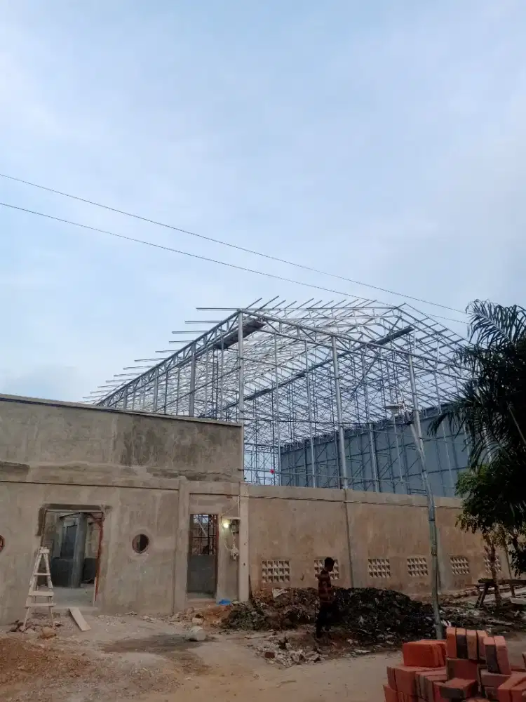 Konstruksi baja ringan untuk gudang