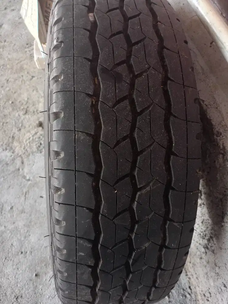 1 buah Ban mobil bekas