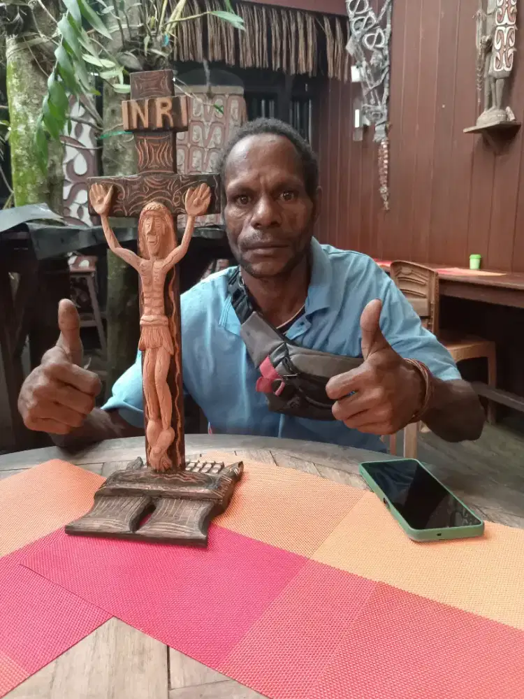 patung salib kayu besi asmat