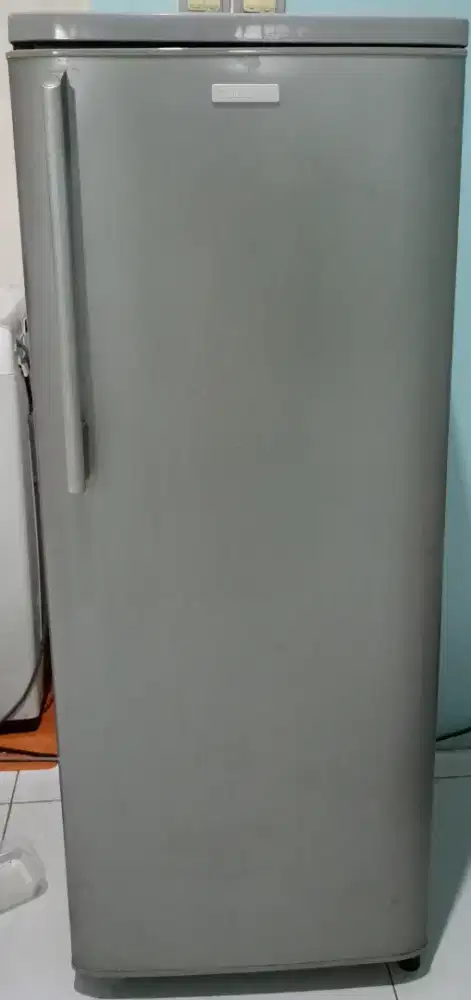 Kulkas Satu Pintu Murah Merk Elektrolux Tipe ERM1800PB-RID (Bintaro)