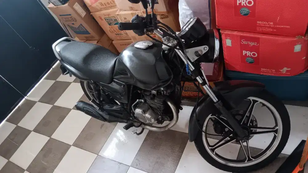Thunder 125 hitam