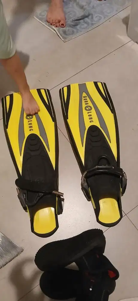 Fin Aqualung kaki katak. Kondisi sangat bagus