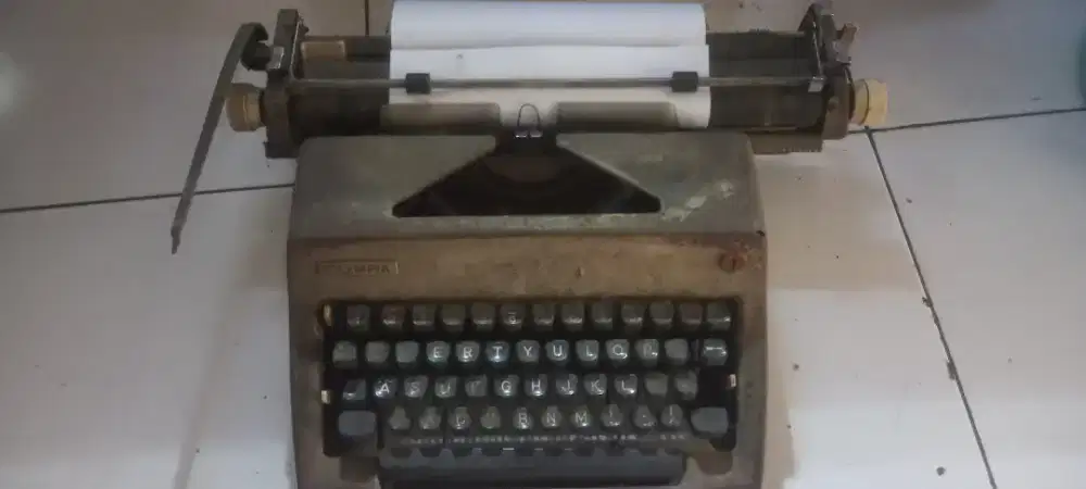 Mesin Tik jadul merk Olympia