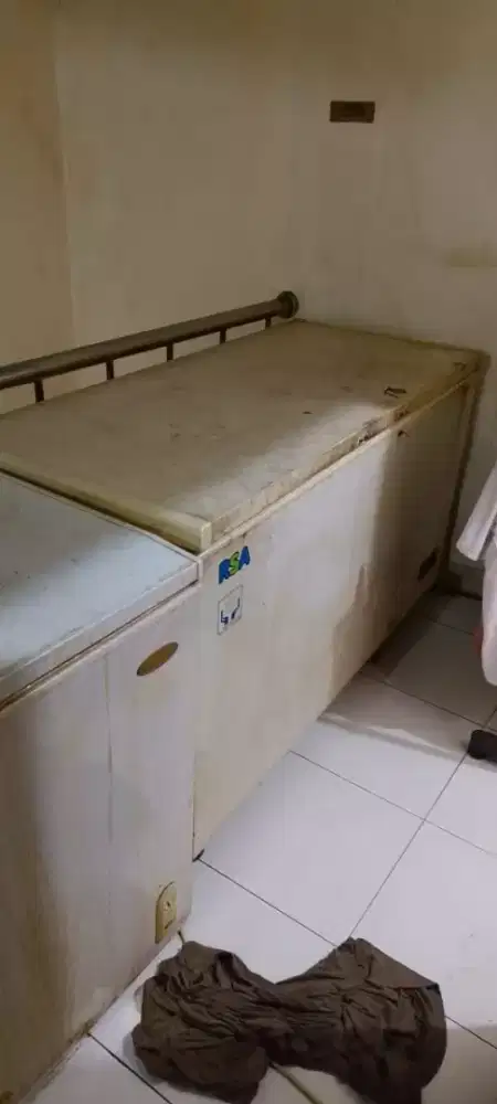 Jual borongan frezeer 2 unit merk RSA dan SANSIO ukuran 500 liter