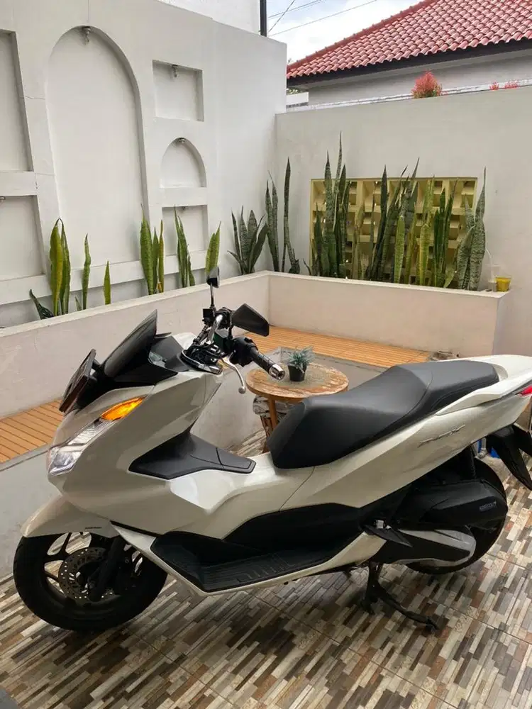 Dijual Cepat Honda PCX 160cc Putih KM Rendah Mulus