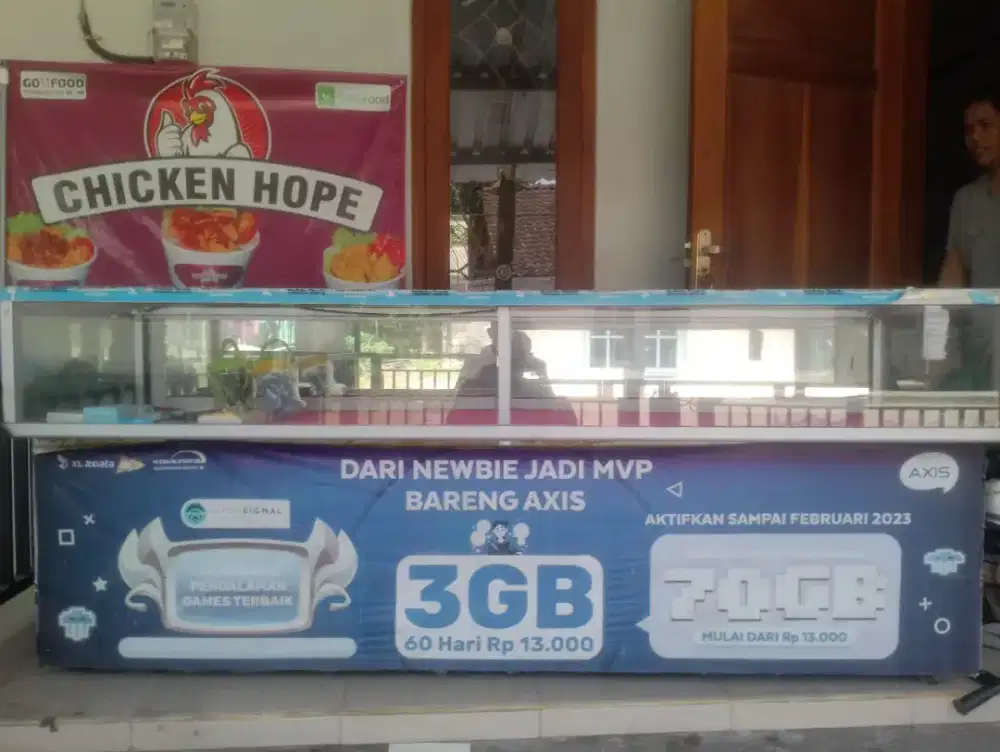 Etalase bekas jualan pulsa