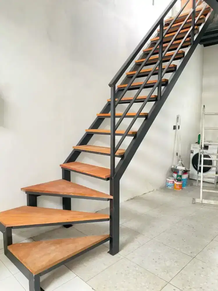 Tangga rebah kayu pegangan besi minimalis - indoor
