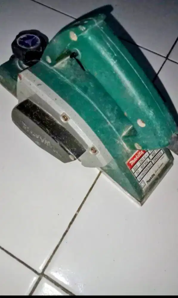 Mesin gerinda merek black deker+mesin serut kayu merek makita.