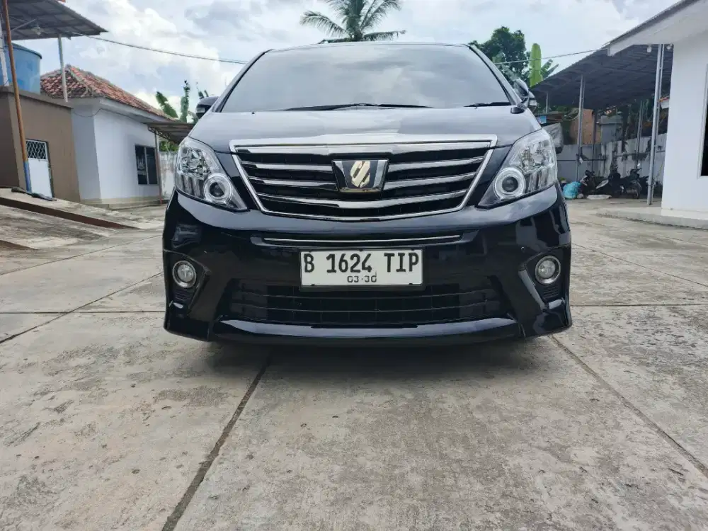 Toyota Alphard golden eyes