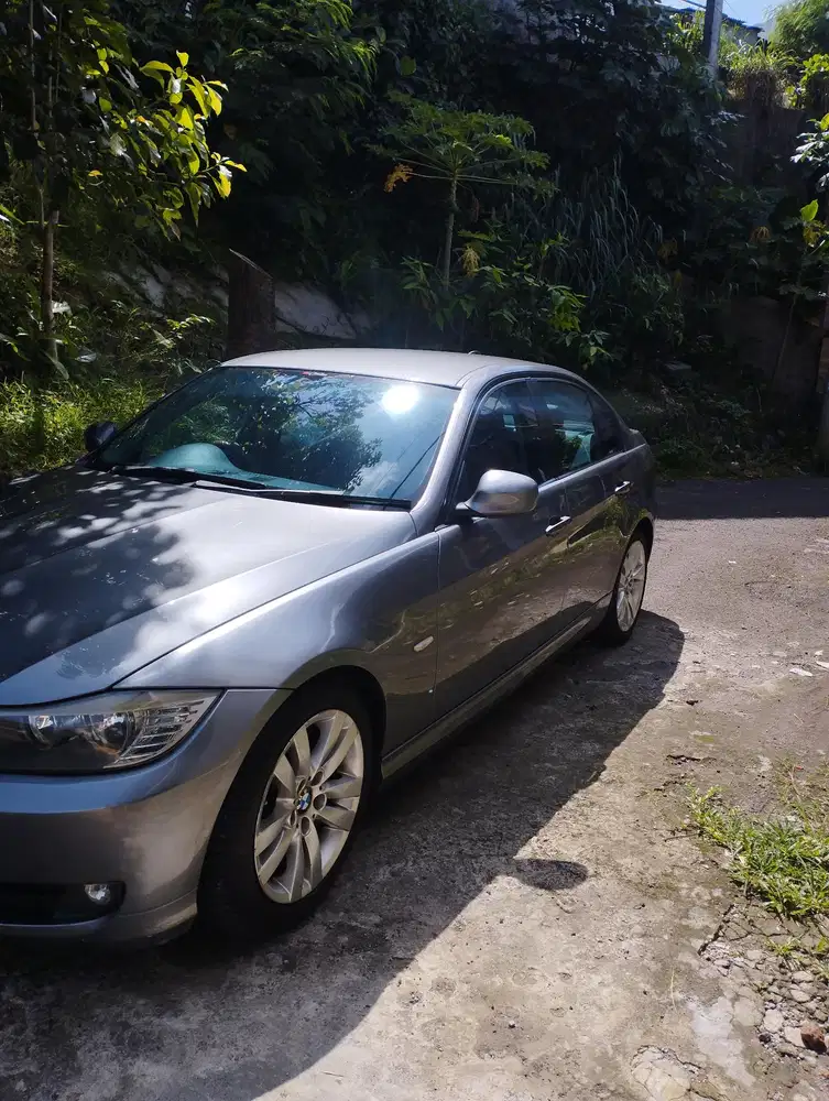 BMW 320i 2010 Bensin