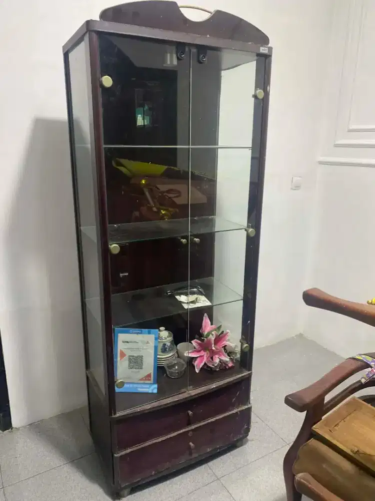 Lemari pajangan kaca ada lampu nya