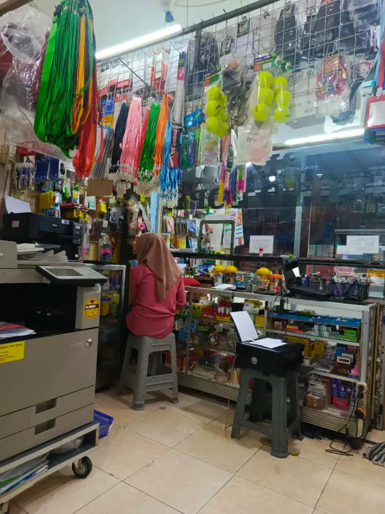 Karyawati toko foto copy