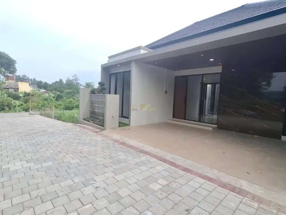 RUMAH SIAP HUNI DEKAT RING ROAD MAGUWOHARJO POSISI HOOK PARKIR BISA 3 MOBIL