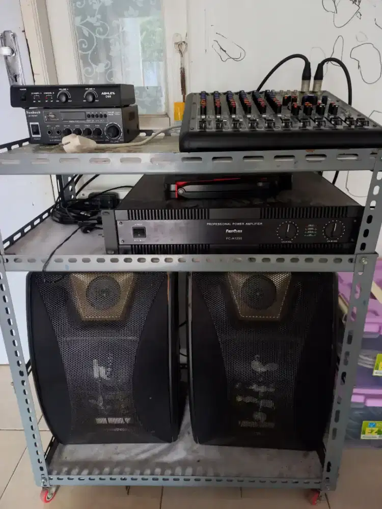Perlengkapan dan set sound system