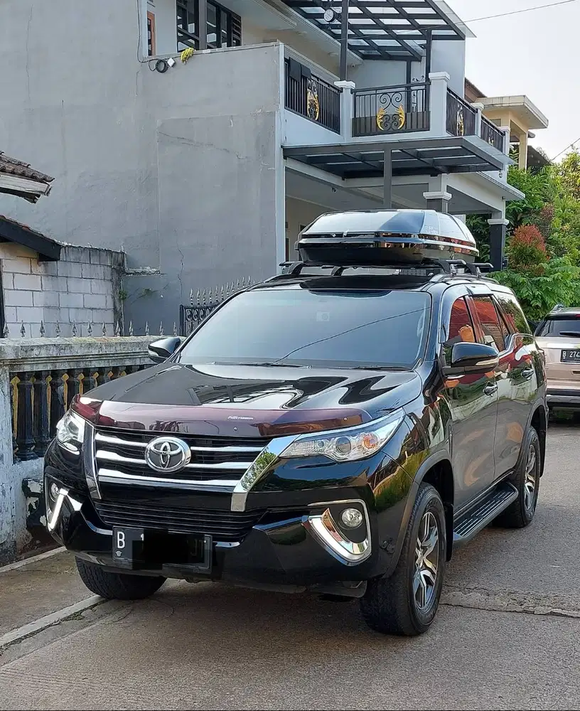 Whale Roof Box & Yakima Roof Rack - 1 set