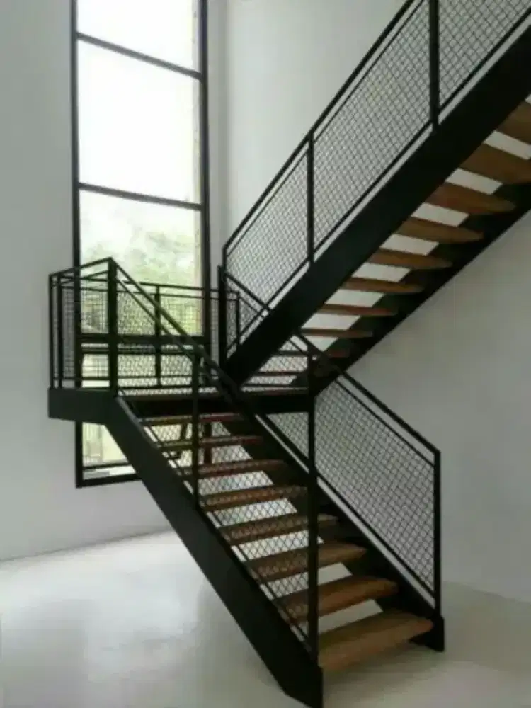 Tangga rebah trap kayu pegangan besi ram expanda