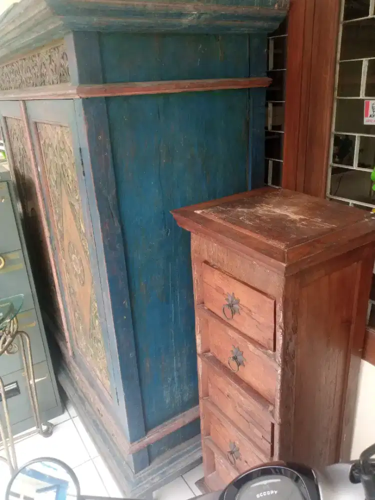 Almari kuno masih bagus