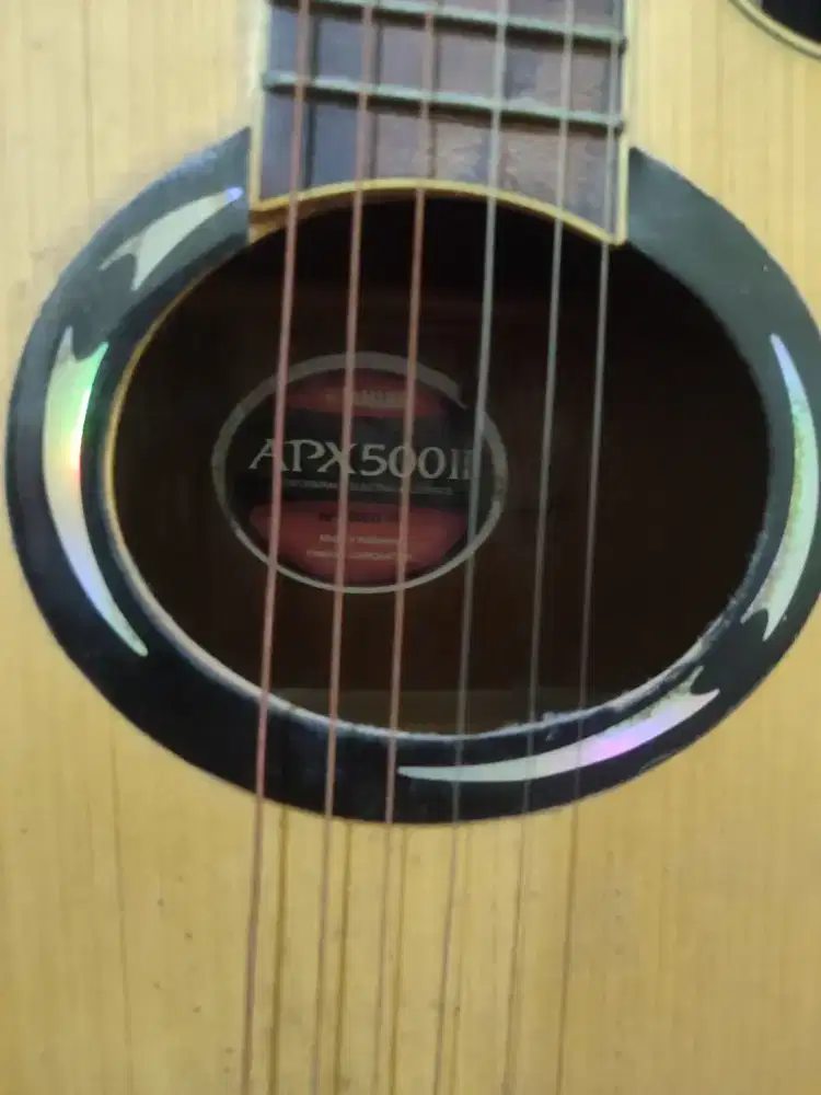 Gitar akustik Yamaha