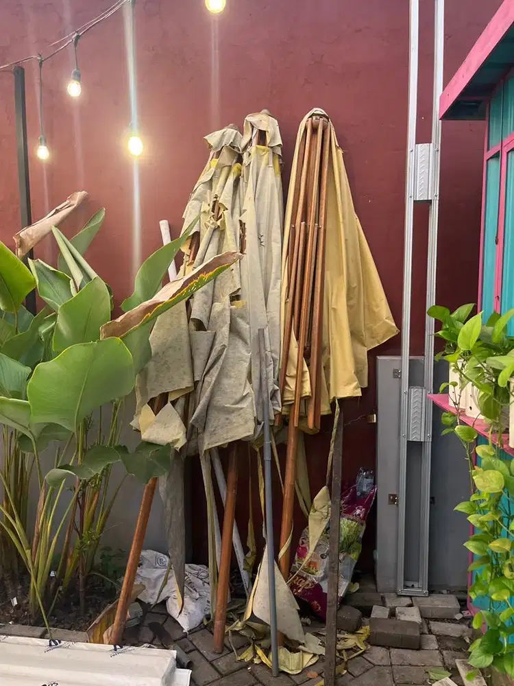 Dijual kerangka kayu meja payung bekas