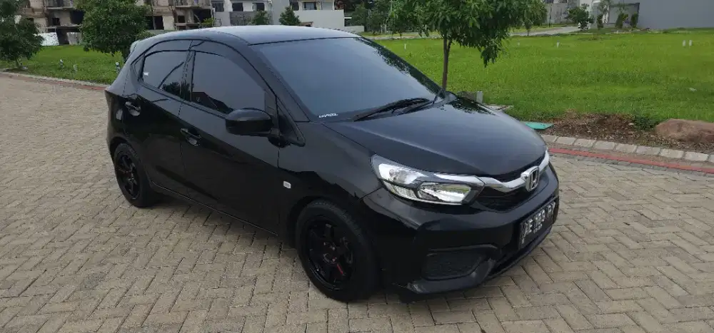 Dijual Honda Brio KM rendah,Velg racing,kaca film Vkool