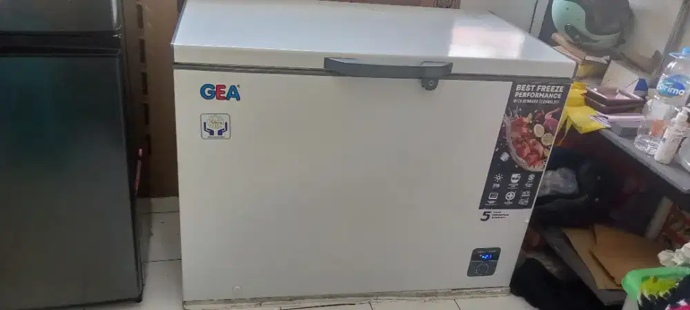 Dijual freezer 318 ltr merk GEA