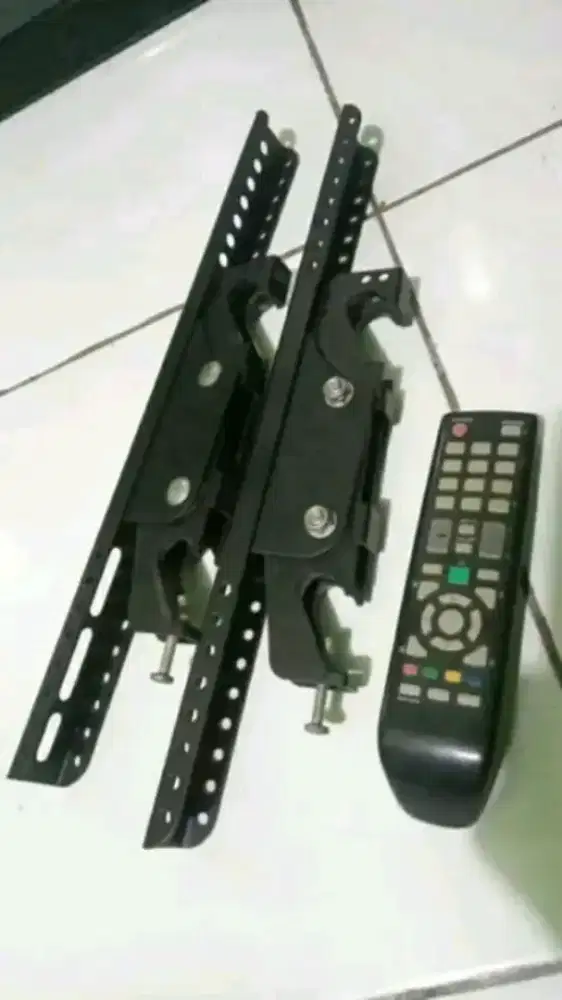 Remot sama bracket tv