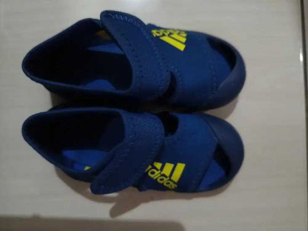 Sandal sepatu Adidas