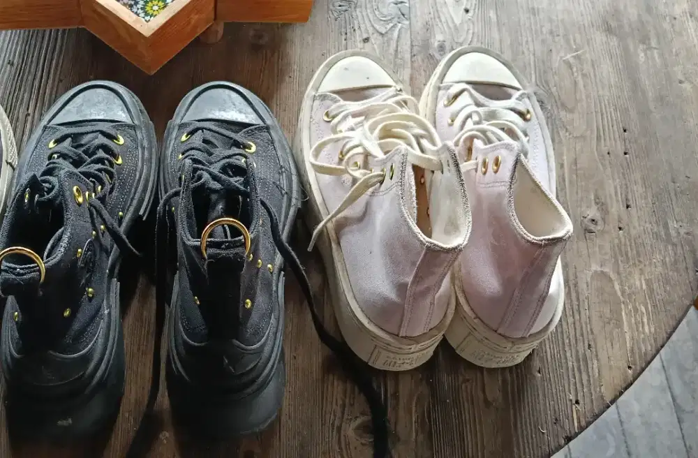 Sepatu Converse 2 Pasang
Asli Ukuran 37