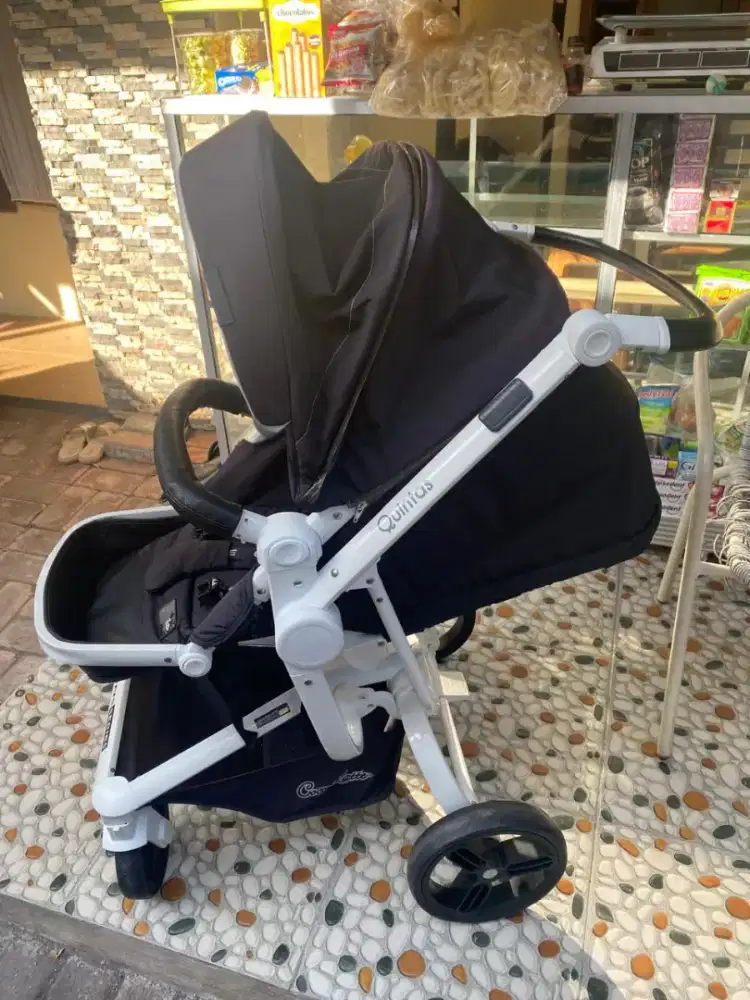 Stroler bayi warna hitam putih