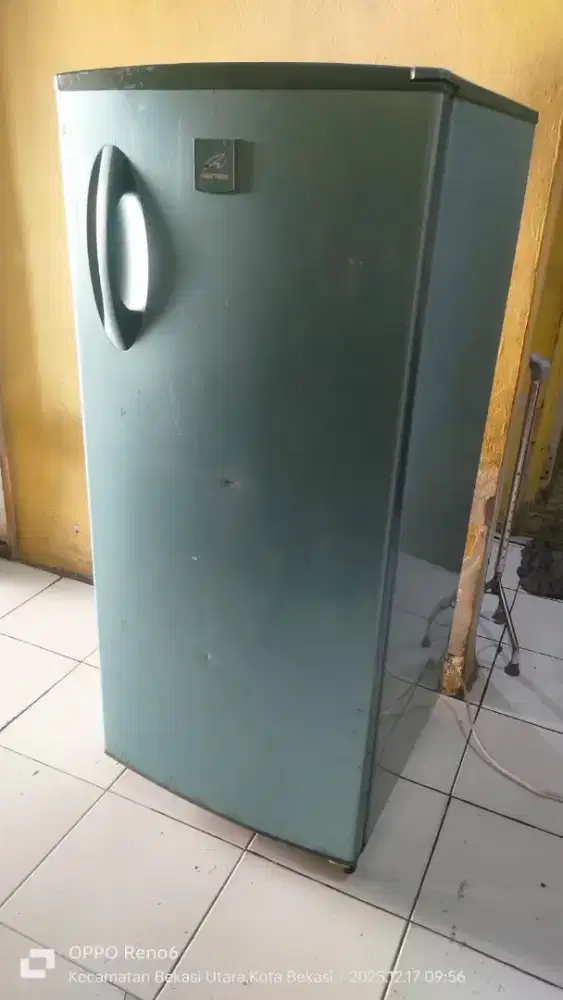 Kulkas Polytron freezer gede