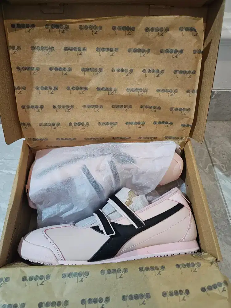 Sepatu diadora pristell warna pink size 41 baru