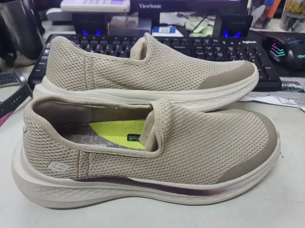 Sepatu Skecchers size 44