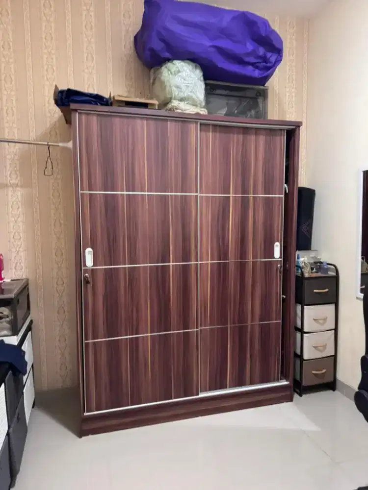 Lemari pakaian sliding