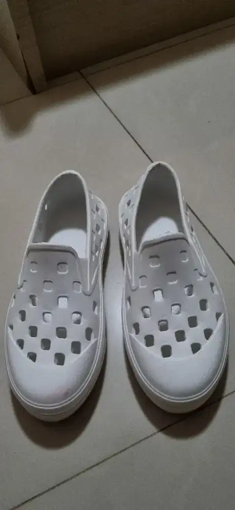 Sepatu karet slip on