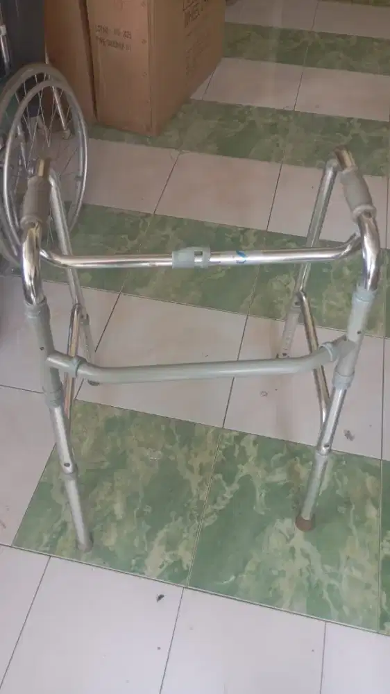 Walker bantu jalan