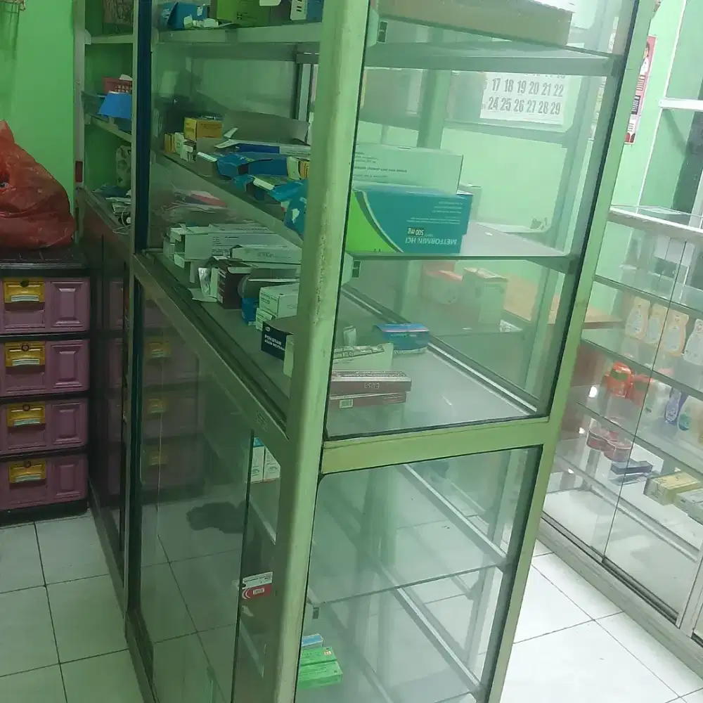 Etalase bekas apotik