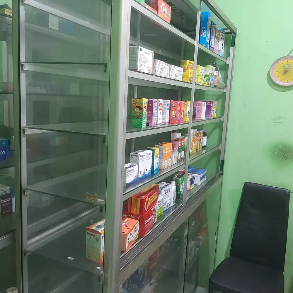 Dijual etalase bekas apotik