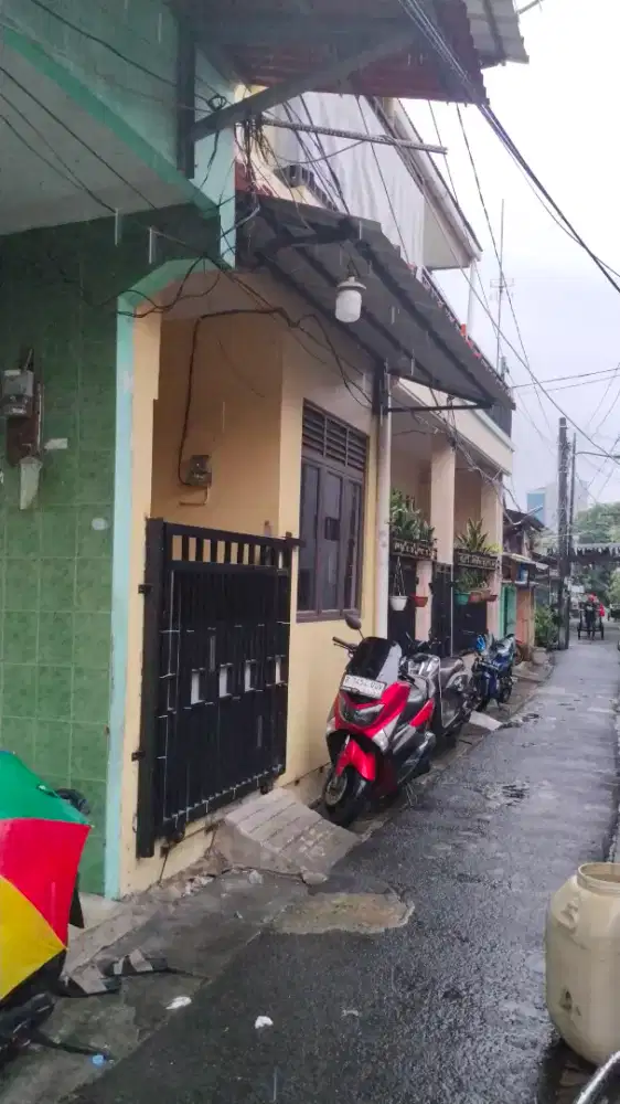 Rumah dua lantai di jual cepat