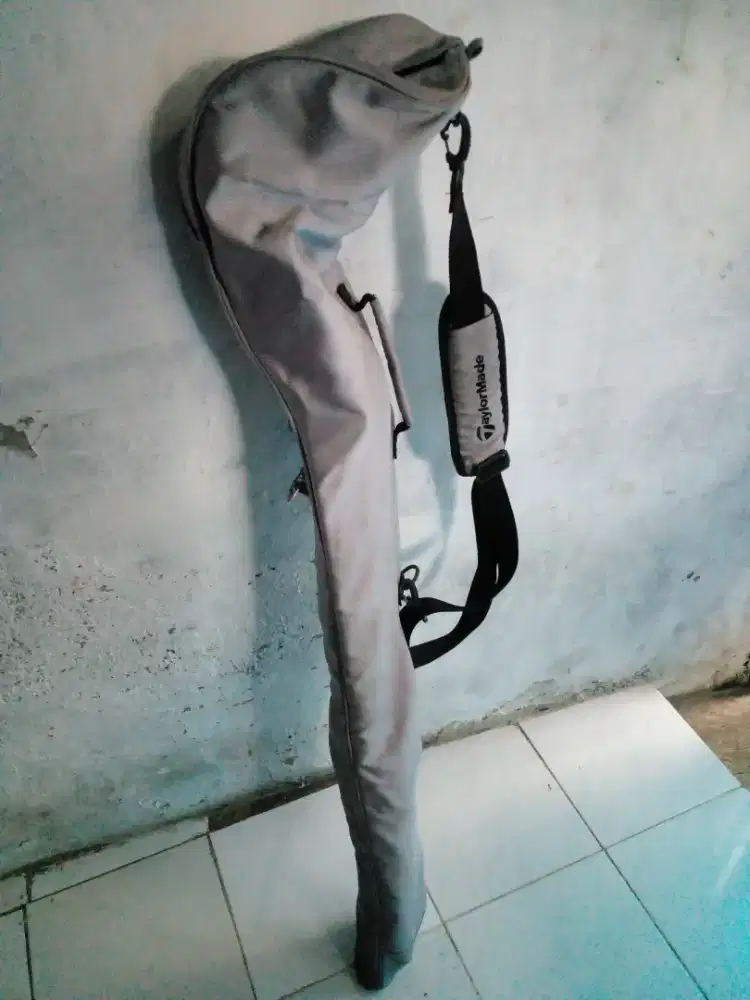 Jual stik golf semuanya yg ada dijual karna tidak bisa main golf