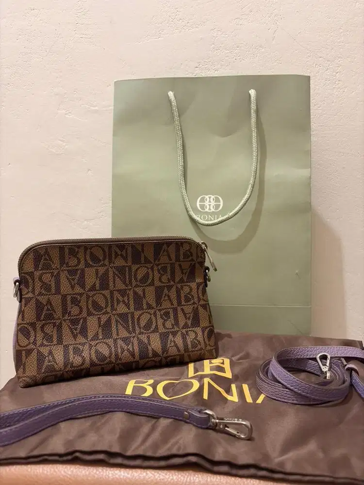 Preloved Tas Bonia Sling Bolbal