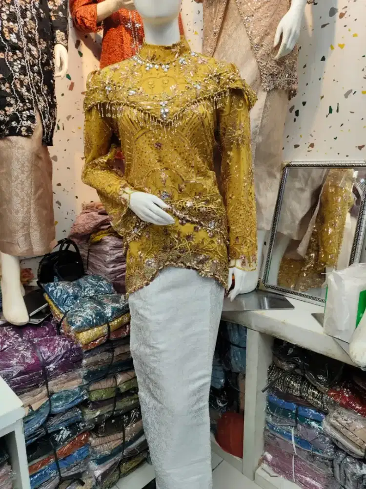 Satu set kebaya dan rok