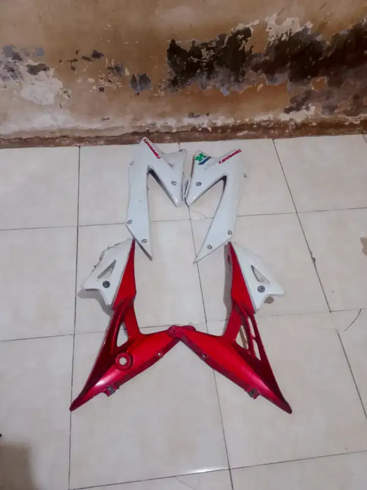 Part motor Kawasaki athlete/sayap depan atas hawah