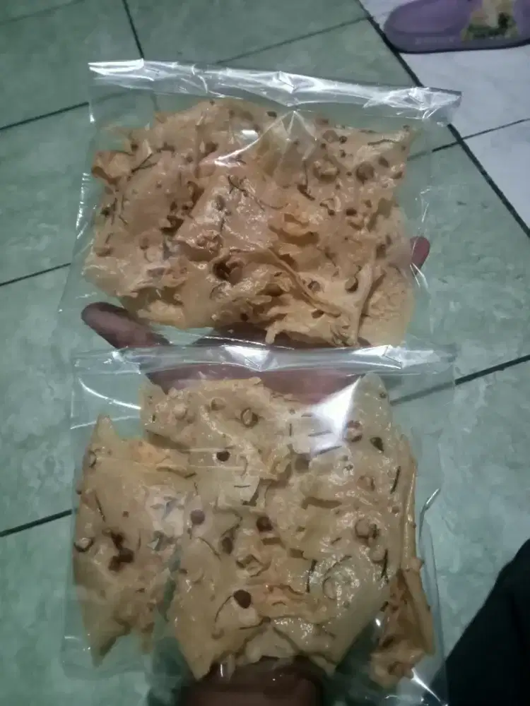 Peyek renyah dan gurih