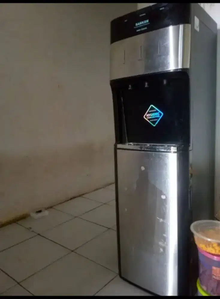 Dispenser galon. Bawah