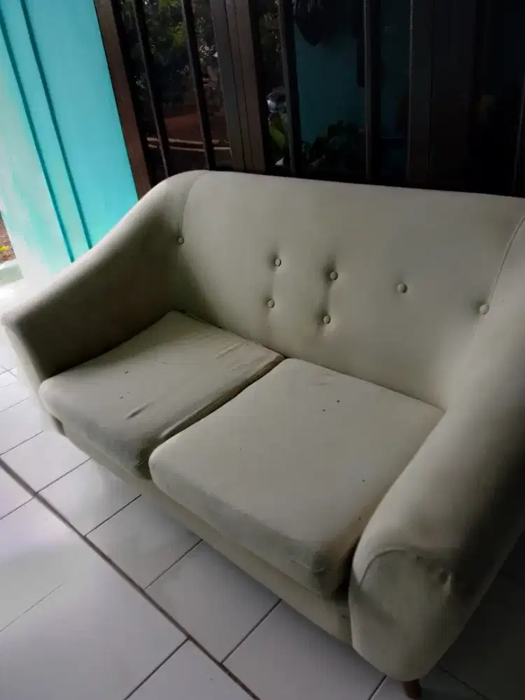 Kursi sofa warna krem