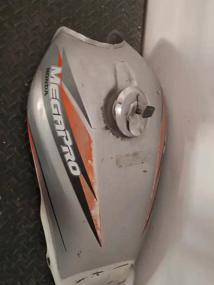 DIJUAL TENGKI BENSIN BEKAS HONDA MEGAPRO DAN KUNCI