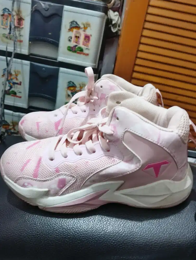 Sepatu basket anak