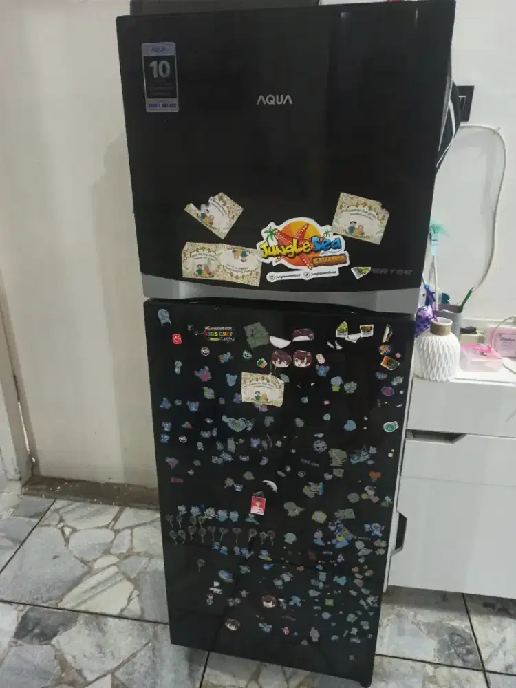 Kulkas Aqua AQR-D275R Inverter