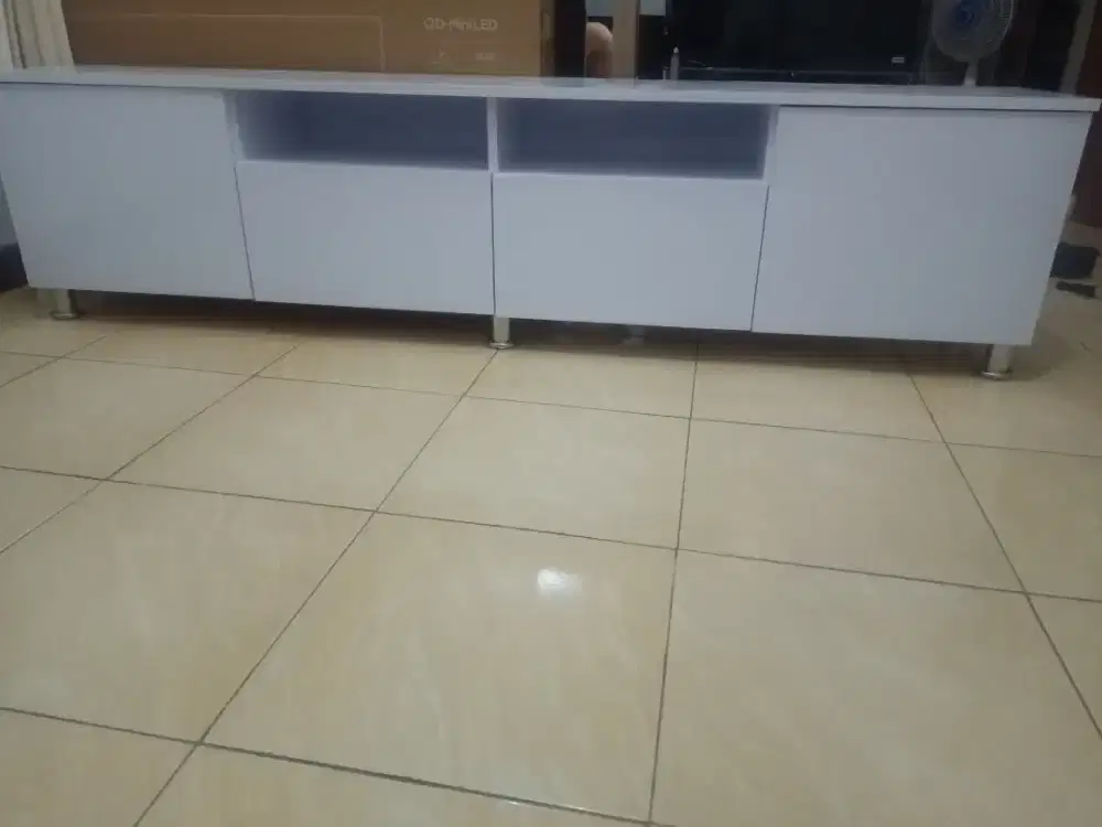 Meja tv kayu kondisi baru blm pakai